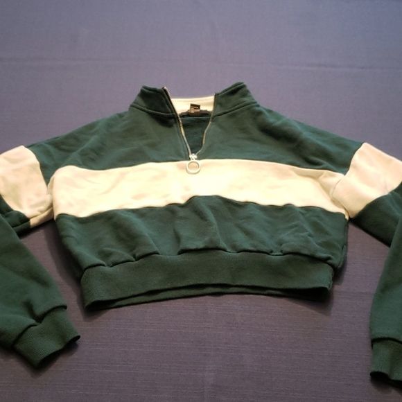 Forever 21 Tops - 5/$25 - Forever 21 Green and White Crop Pullover Size Small